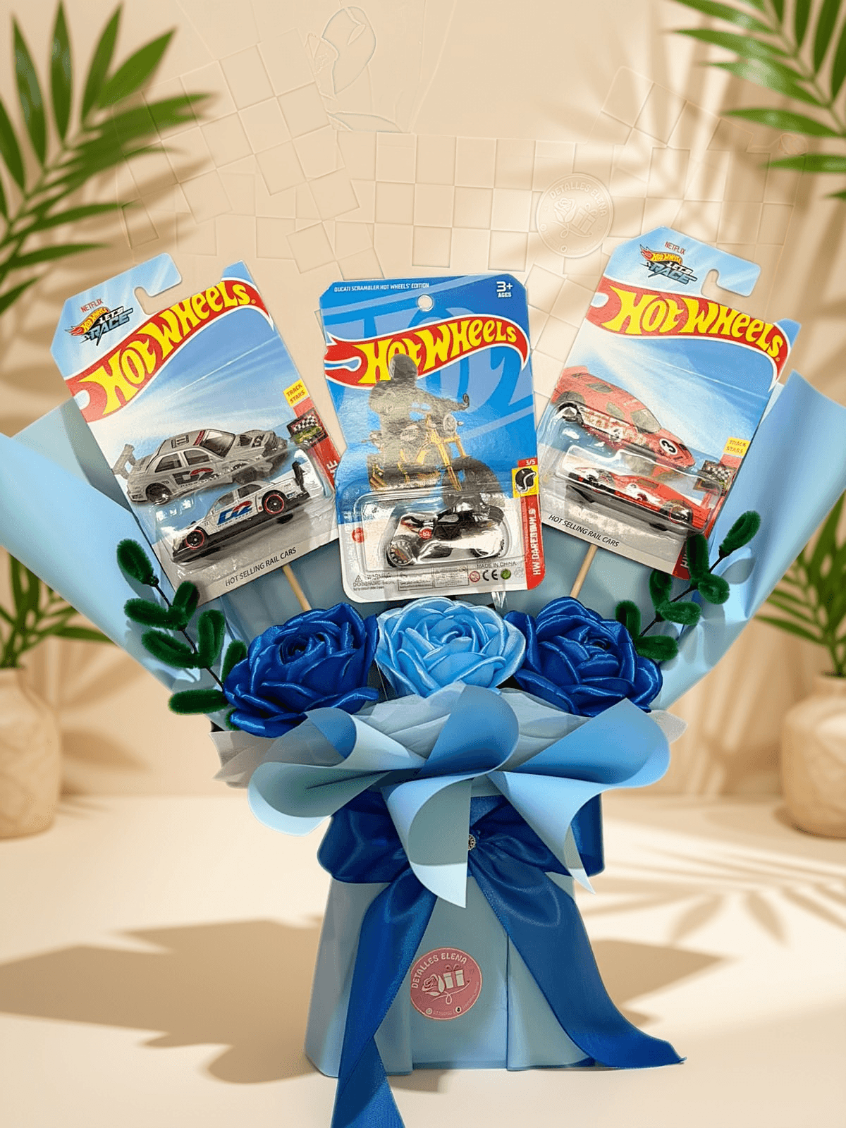 Ramo abanico L con 3 rosas y 3 Hot Wheels
