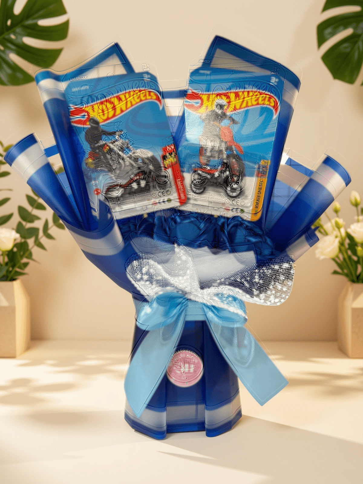 Ramo abanico M con 3 rosas y 2 Hot Wheels