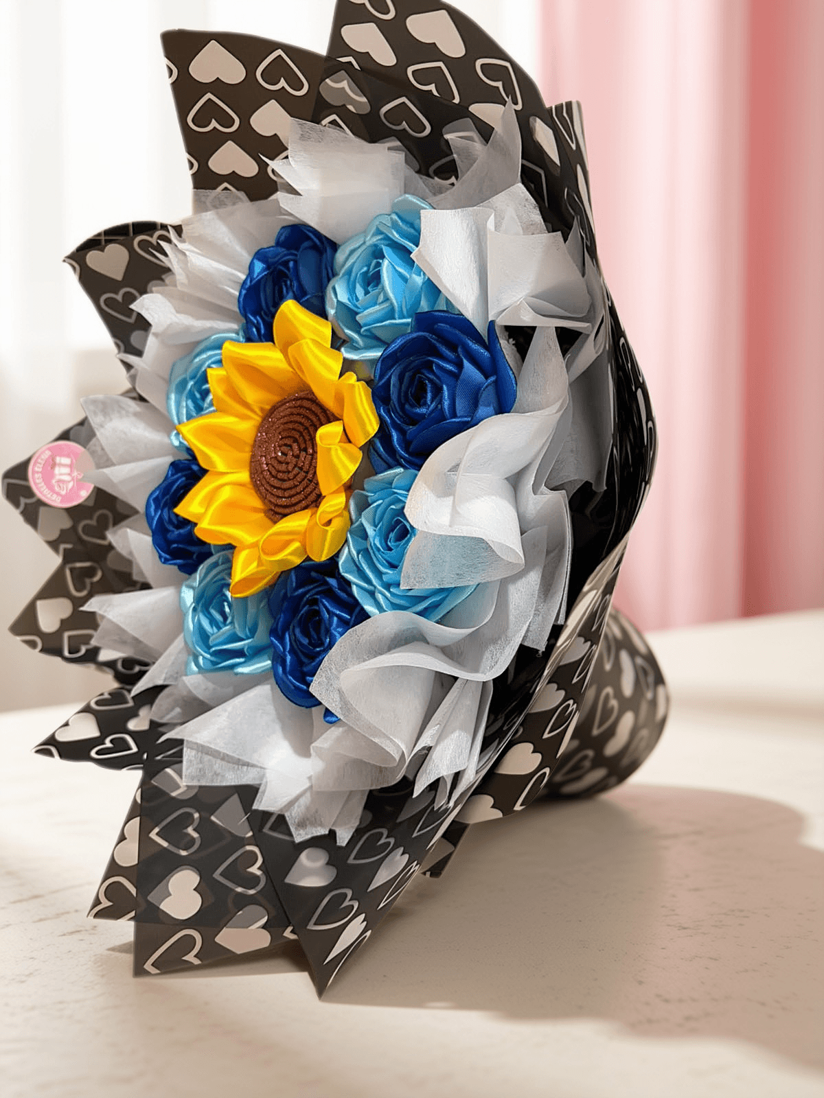 Ramo cono L con 1 girasol y 8 rosas