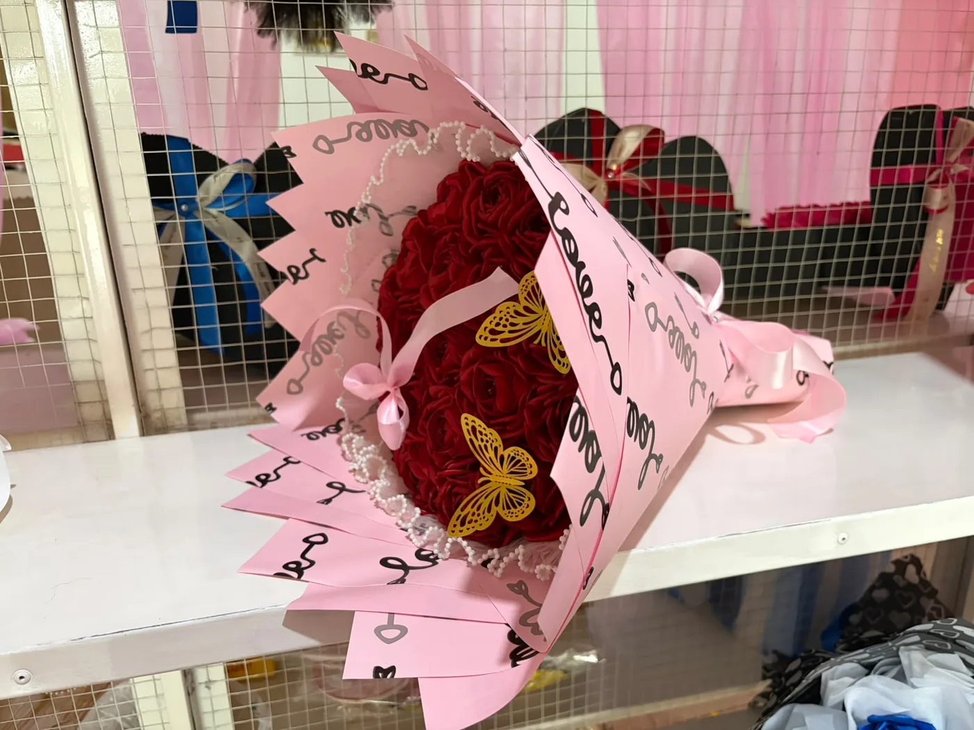 Ramo cono XL con 20 rosas y 2 mariposas
